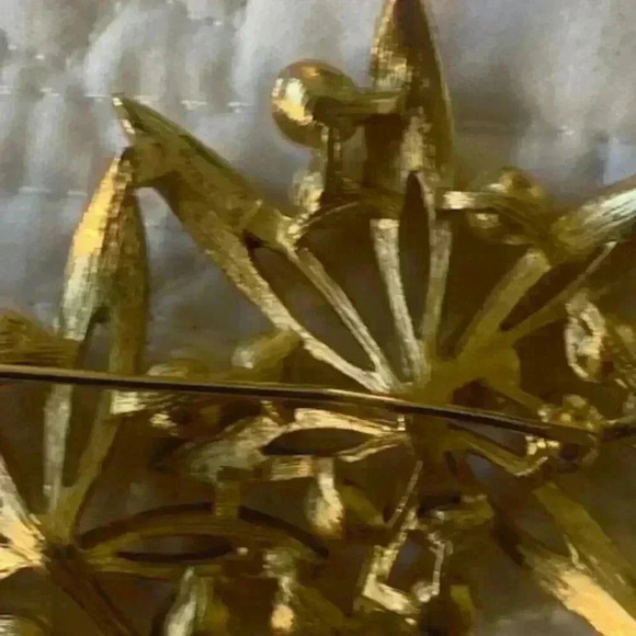 VINTAGE CROWN TRIFARI 1960 GOLD TONE FLOWER SET EARRINGS AND 2 TWO BROOCHES - Picture 5 of 5